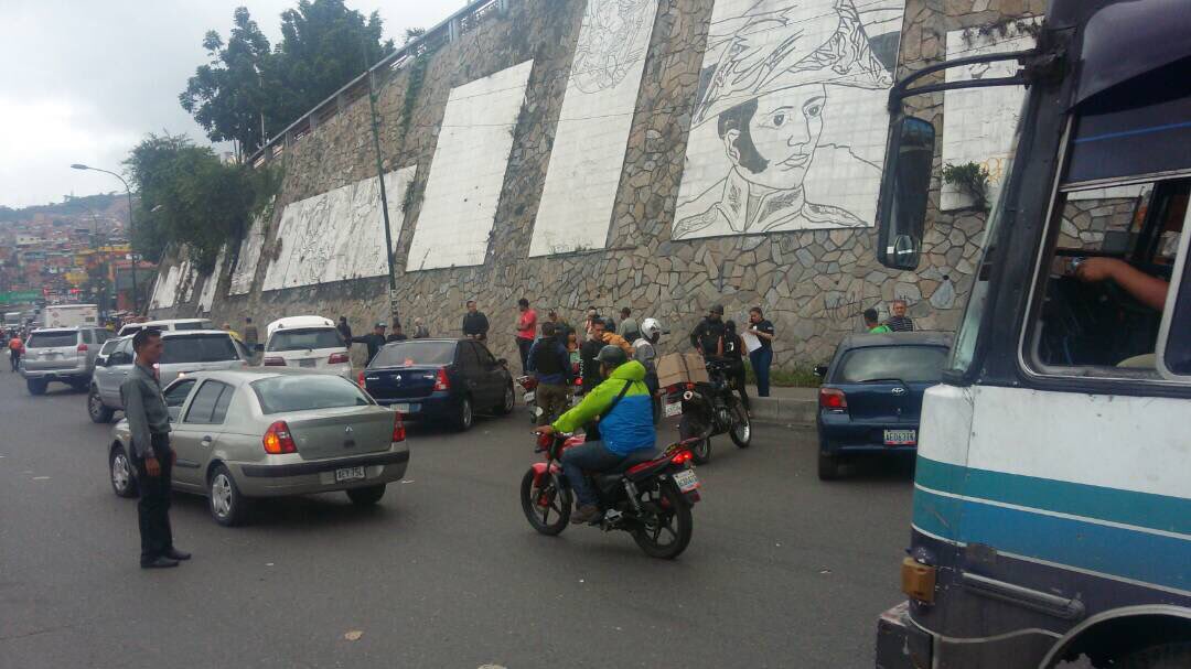 DouglasRicoVzla's tweet image. Pesquisas del #Cicpc Dirección de Vehículos, realiza amplio despliegue de seguridad en Petare. Tú seguridad siempre será nuestra prioridad.