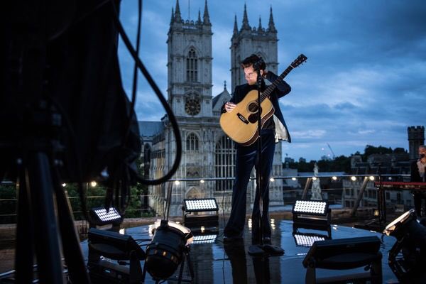 SourceHoran's tweet image. Harry Styles sur The Late Late Show avec James Corden 08.06.2017