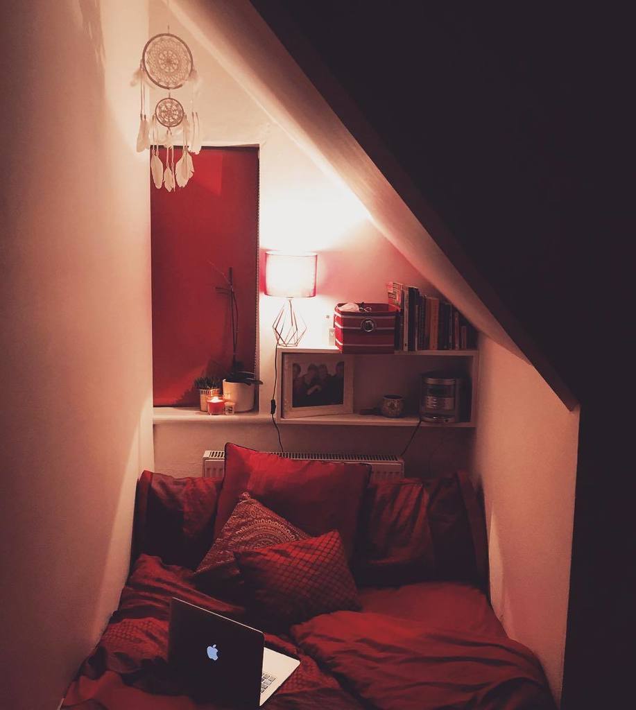 dannipaynee's tweet photo. My own little corner π
.
.
.
.
.
#bedroom #home #cushions #red #alcove #dreamcatcher #myownlittlecorner #cosy #can⦠https://t.co/3iHLESEEke https://t.co/BLwtzteZJY