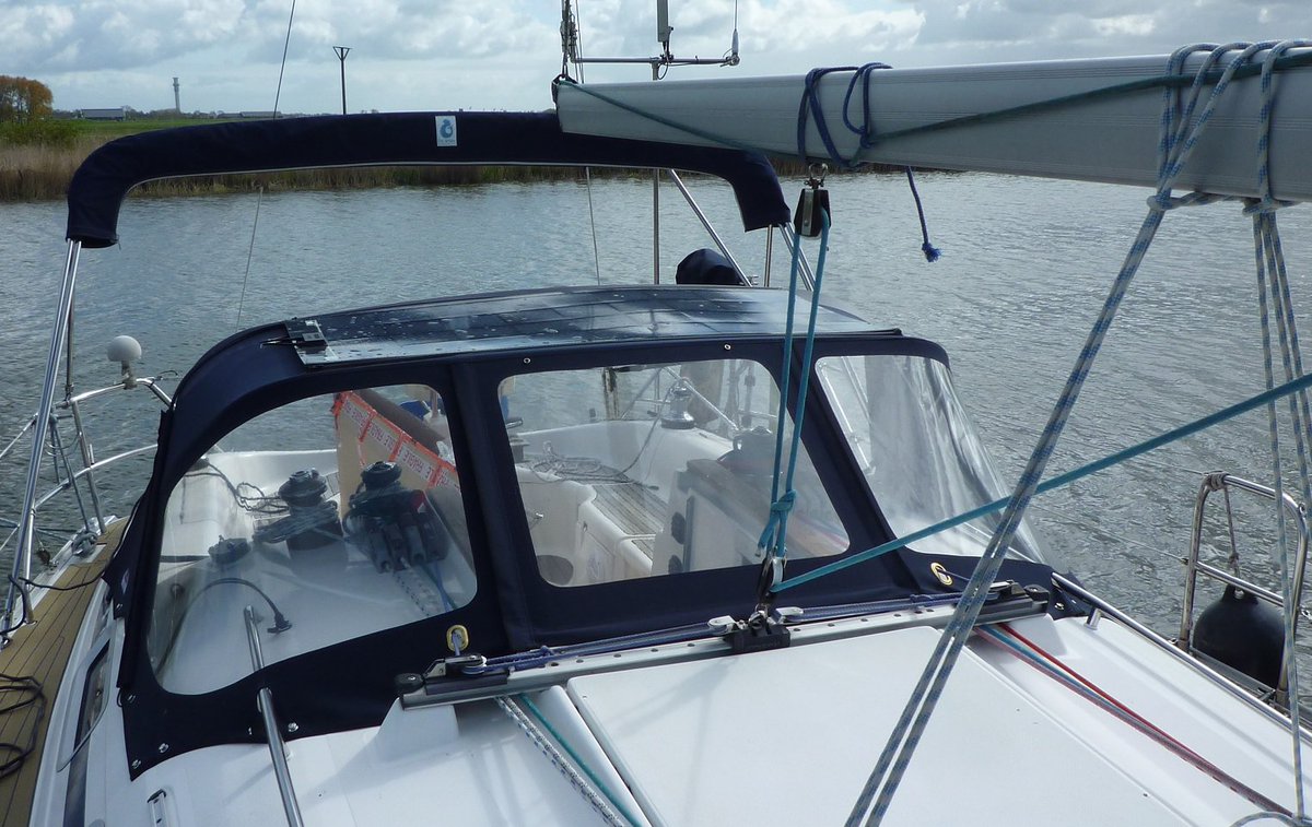 ISSzonnepanelen's tweet photo. Mooie installatie met rits van #zwart #flexibel #zonnepaneel op #buiskap van #zeiljacht. Type GSP145 (153 x 68cm) van merk @GiocoSolutions. https://t.co/XWA1DPTeMf