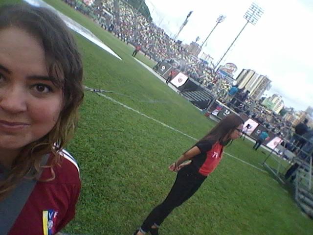Mari_VaneCs's tweet photo. Aquí estamos esperando a #LosQueFlinchy #Vinotinto https://t.co/s0lMLiWv6n