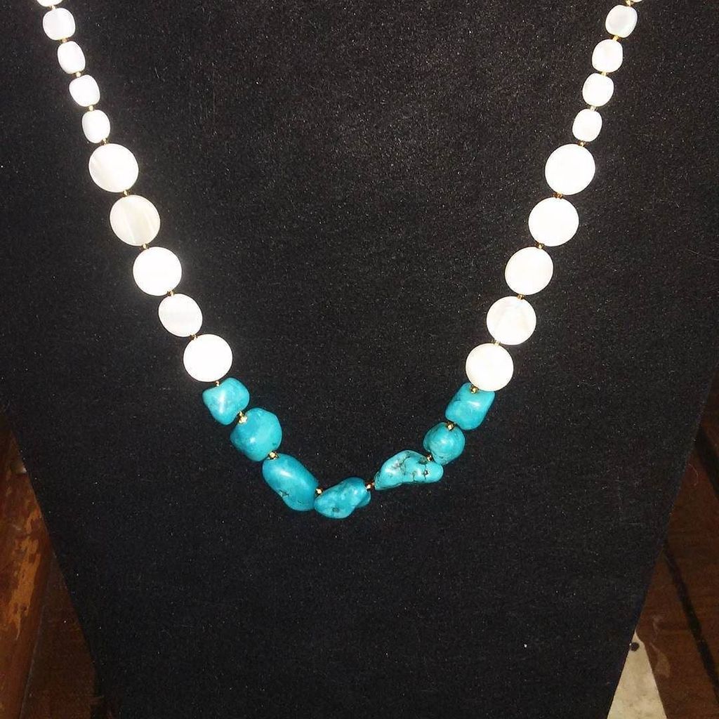 CloudyDaysShop's tweet photo. 18.5" Turquoise and Mother of Pearl necklace. Such a great summertime piece! #HandmadeJewelry
#HandmadeNecklaces  #turquoisenecklace https://t.co/NYlz9v9EQf