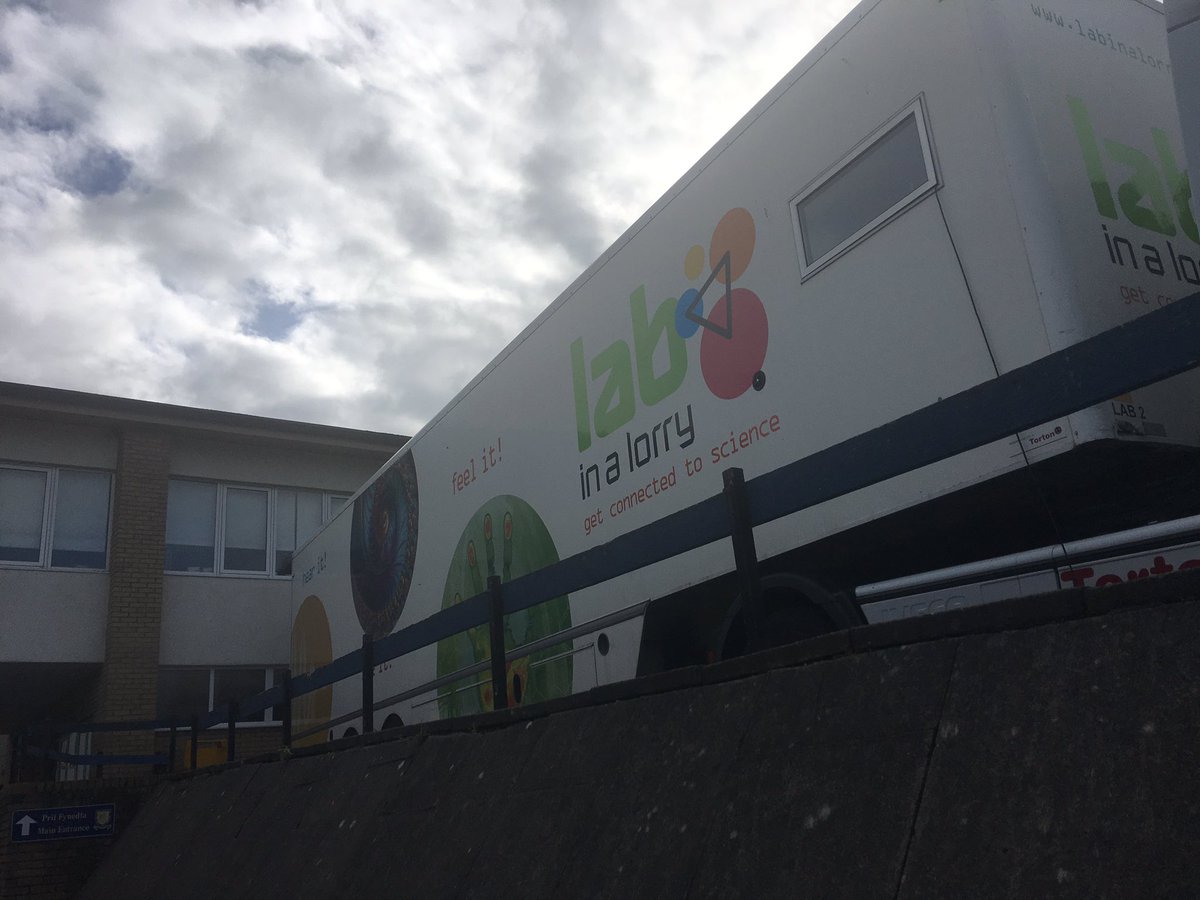 MWMGWales's tweet photo. Nice 2c #labinalorry at my old school @YUCaereinionHS #supportingengineering volunteers wanted for these days so why not get involved https://t.co/SbQLUtJc7Z
