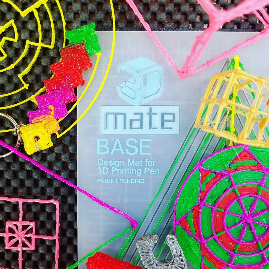 ThinkMaking's tweet photo. ✏🤓 With the #DesignMat by @3DMate It's never been easier to do cool stuff with a #3DPen !!! 💡🛠✌ Soon on #Kickstarter !!! 📈 #ThinkMaking https://t.co/FZTJi6WpaU