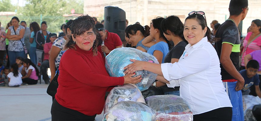 DONACIÓN DE ROPA  Y CALZADO POR PARTE  DEL DIF ESTATAL ift.tt/2rnsmKZ
