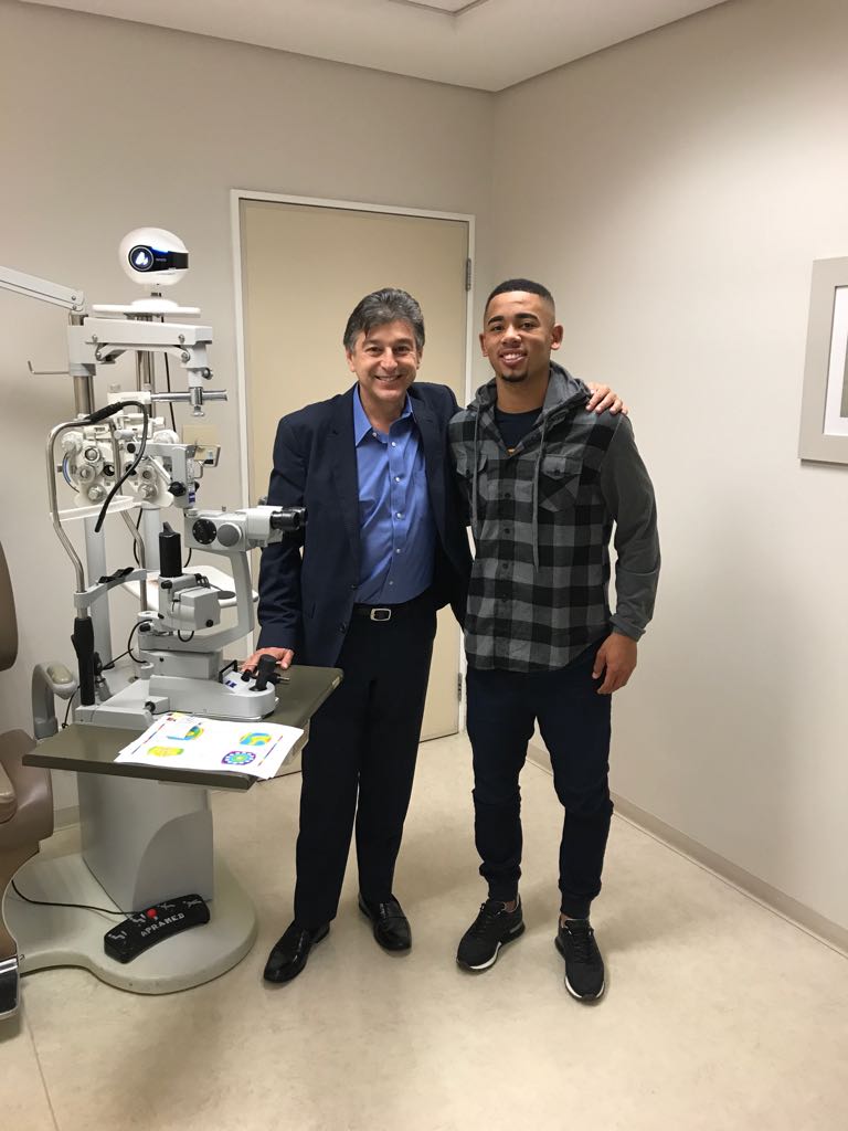 Hoje examinei os olhos do atacante da Seleção Brasileira Gabriel Jesus. #Futebol #Craque