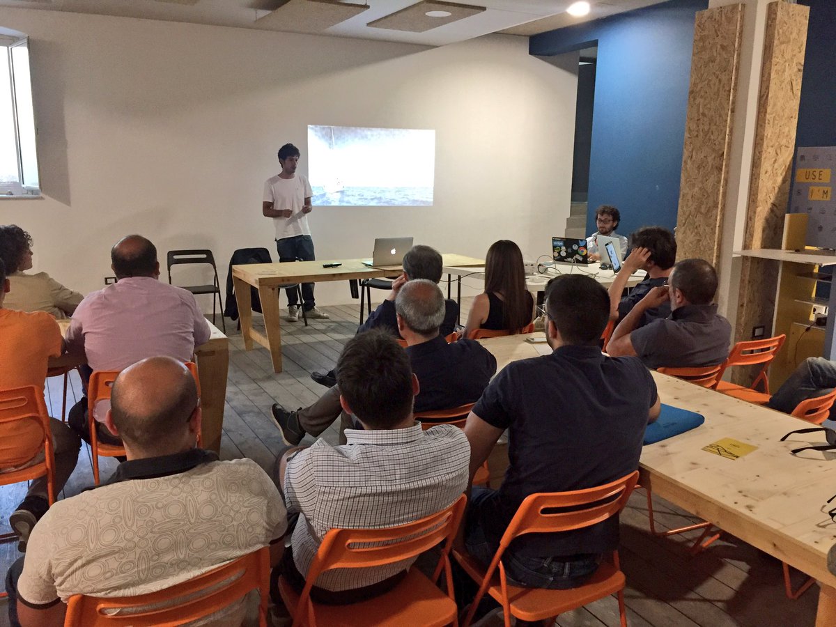 Entriamo nel vivo del workshop. <a href="/OmarAmato/">Omar Amato</a> spiega come poter realizzare le slide per un pitch da inviare agli investitori. #callvulcanic