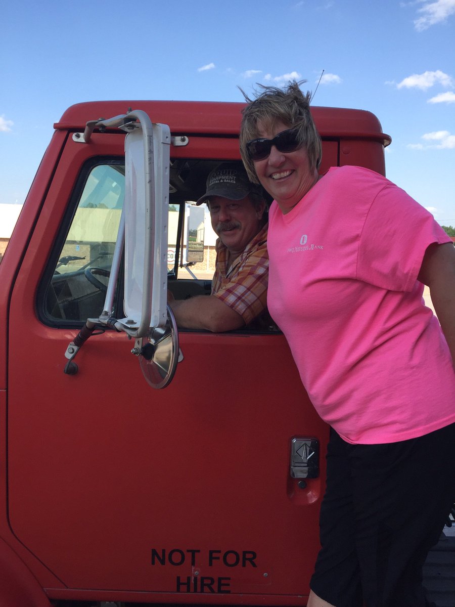 FNBFirst's tweet photo. Thanks Kanza Coop for allowing our staff to help with the annual harvest cookout! Our staff had a great time! #FNBFun #Harvest https://t.co/pwfdLHQCrM
