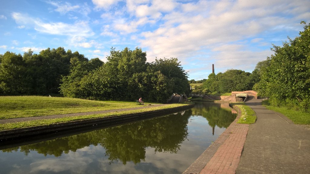 HadenCrossInn's tweet photo. A bostin stroll this evening along the cut from Old Hill down to the Bumble Hole @BlackCountryPub  @BlackCountryPic https://t.co/DsVmrrMGpX