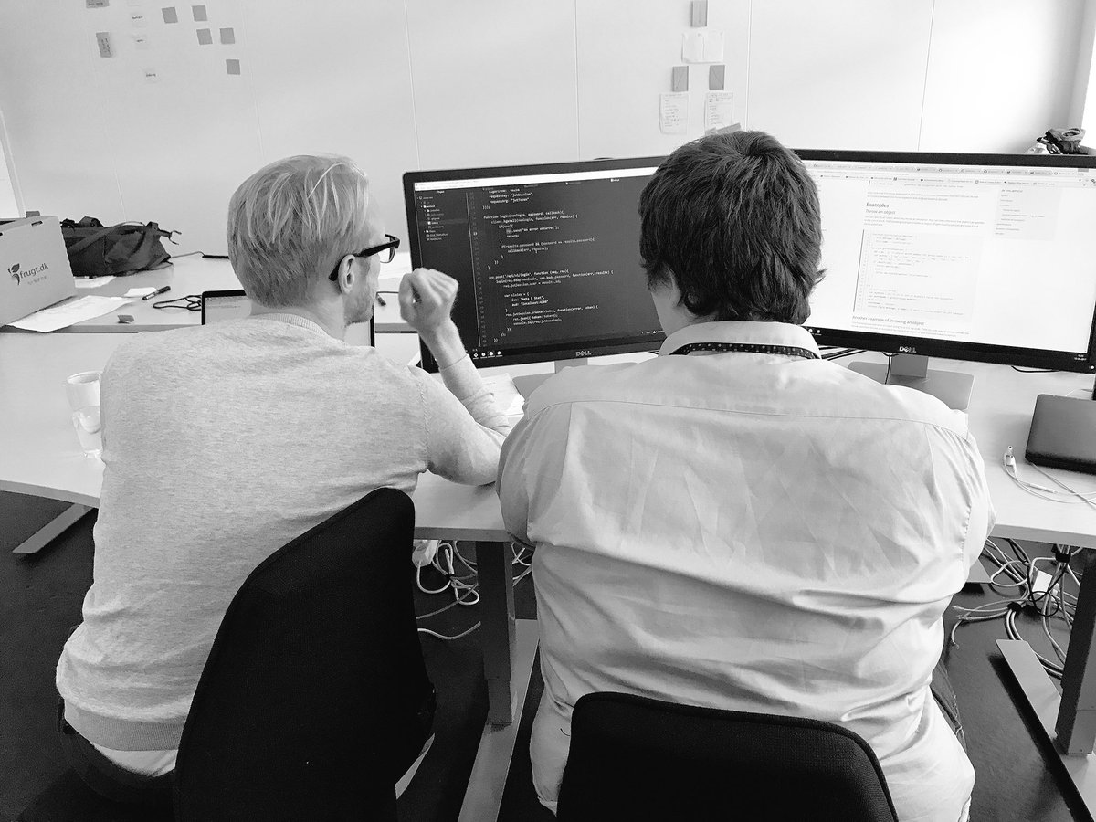 Building a blockchain prototype. Developers doing their thing. #blockchain #NewTech @Skat_DK <a href="/NetsDanmark/">Nets</a>