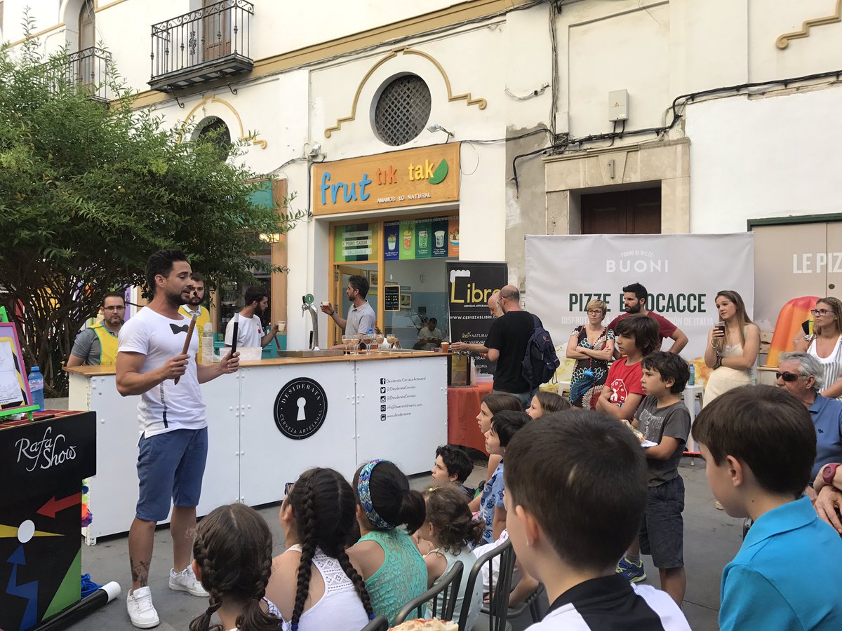 Disfrutando mucho de Rafa El Mago en la fiesta solidaria organizada por <a href="/BuoniFornoPizze/">Buoni Forno di Pizze</a>, <a href="/DesiderataBeer/">@desideratabeer</a> y <a href="/CervezasLibre/">Cervezas Libre</a> #CrecerconFuturo