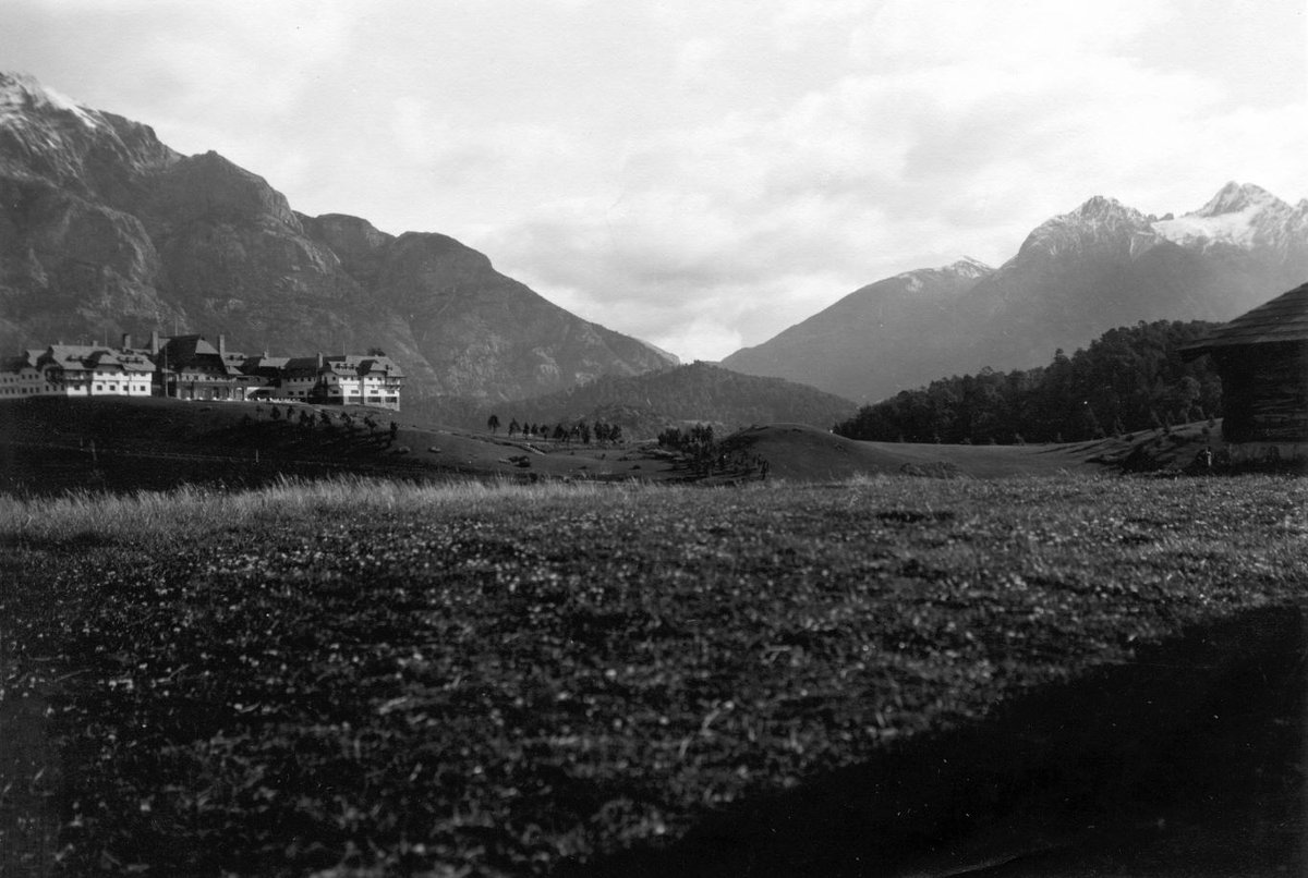 ParquesOficial's tweet photo. #ParquesConHistoria Así lucía en 1940, una de las postales más emblemáticas del Parque Nacional #NahuelHuapi: el hotel Llao Llao https://t.co/Ay39qKNWR4