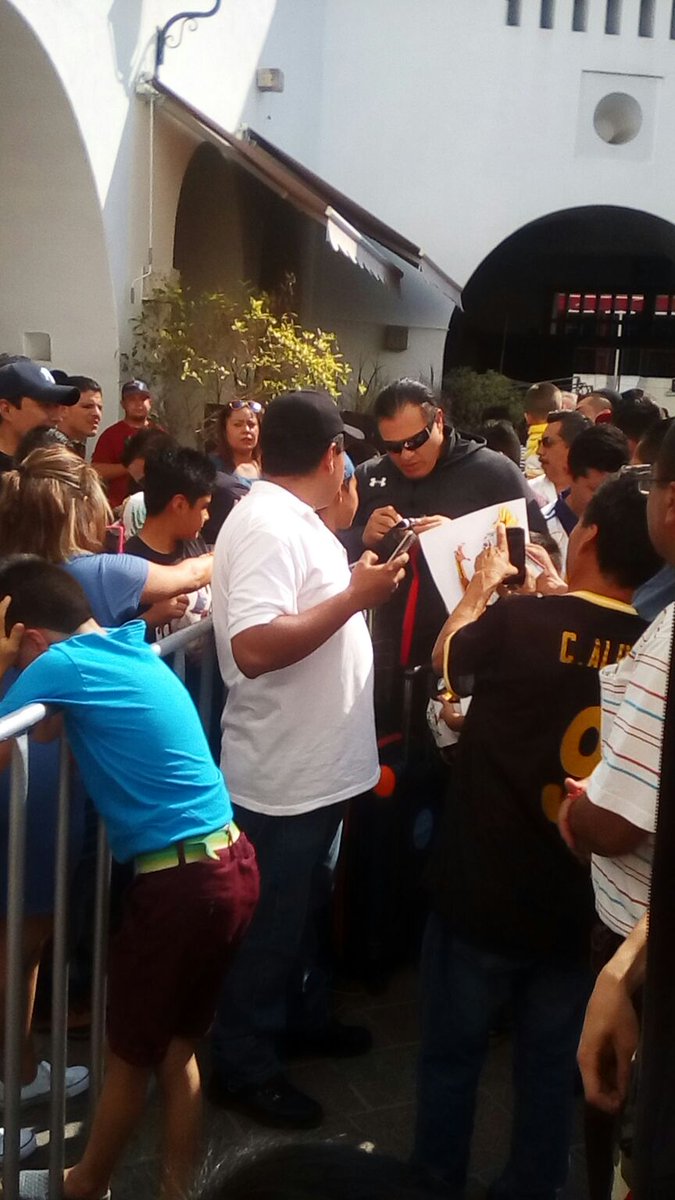 aaa_fansdelucha's tweet photo. Los aficionados llegan donde ay lucha el orgullo de amar la lucha libre lo llevan en el corazón
#creandolucha https://t.co/LvqKdn1ZRj