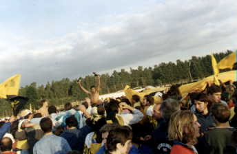 Fabián Menseguez y Sergio Kaezuk dando la vuelta olímpica. Pedro Nieva llevado en andas.
Michas festejando en el Carlos V.