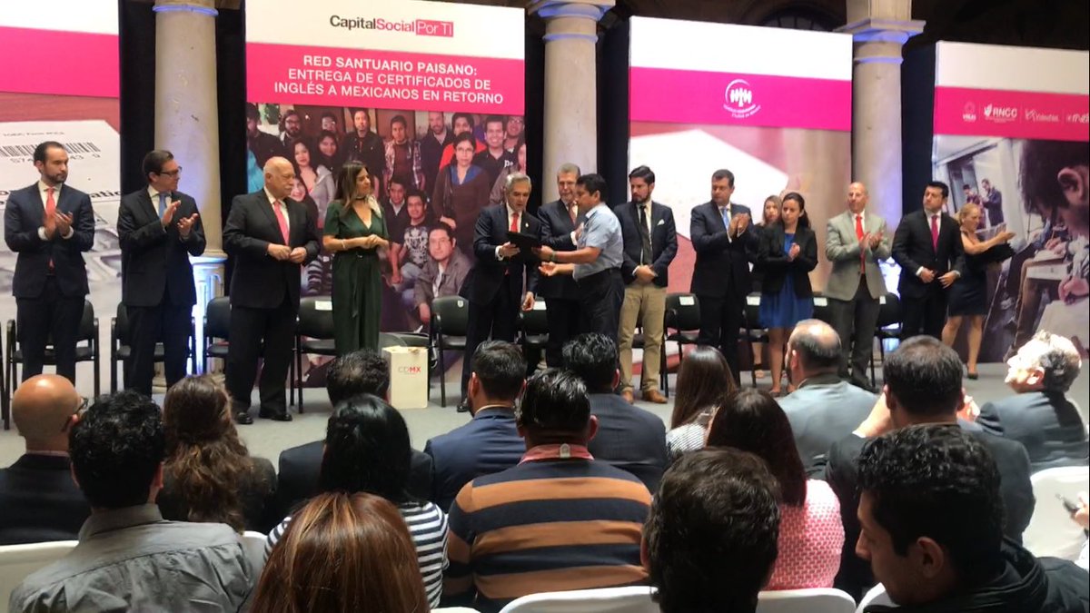 videonet_mx's tweet photo. #Videonet presente en la entrega de certificados de inglés a mexicanos en retorno https://t.co/OXA49yvtXy
