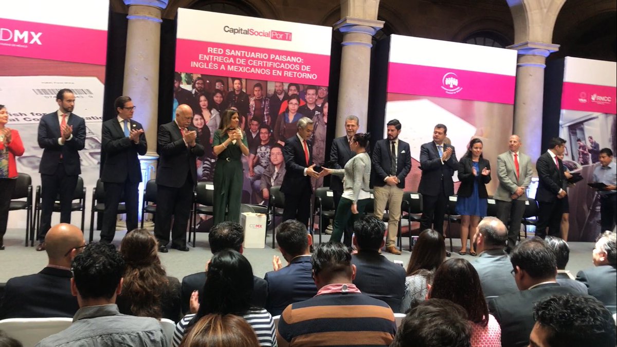 videonet_mx's tweet photo. #Videonet presente en la entrega de certificados de inglés a mexicanos en retorno https://t.co/OXA49yvtXy