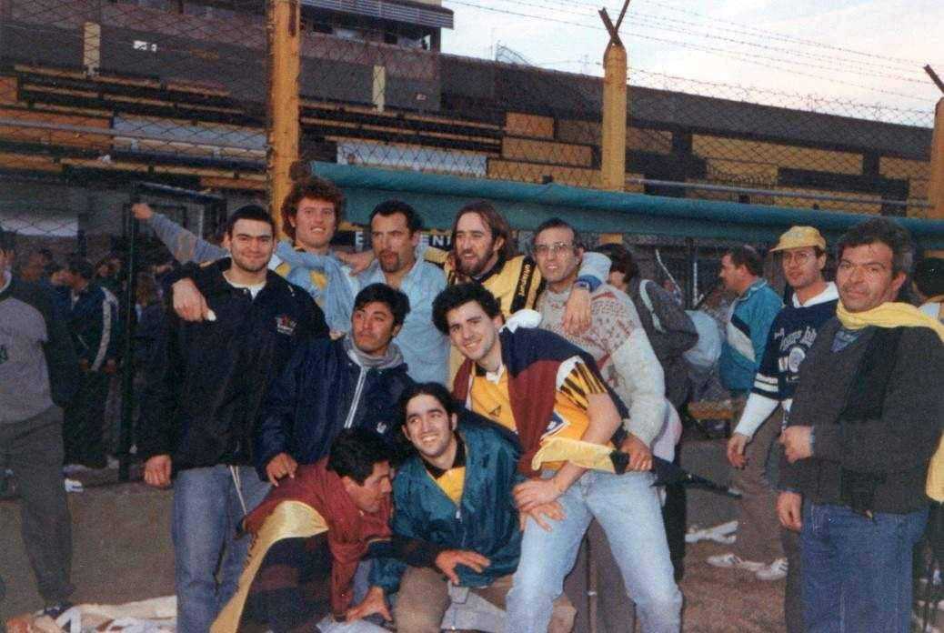 Termina el partido e invaden la cancha. 
Gonzalo Giannice en la vuelta olímpica.
Omar Santorelli rodeado de hinchas.