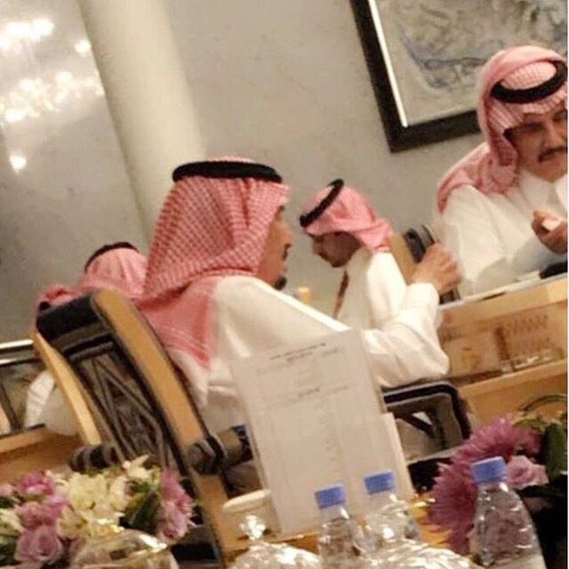 الملك سلمان و محمد بن فهد يلعبان في البلوت