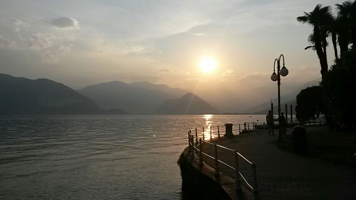 Aperitivi2's tweet photo. #appuntamentialtramonto

Guardare le nubi che giocano a nascondino col sole e noi che ci accendiamo nel buio che nasce. https://t.co/39JibbVjFN