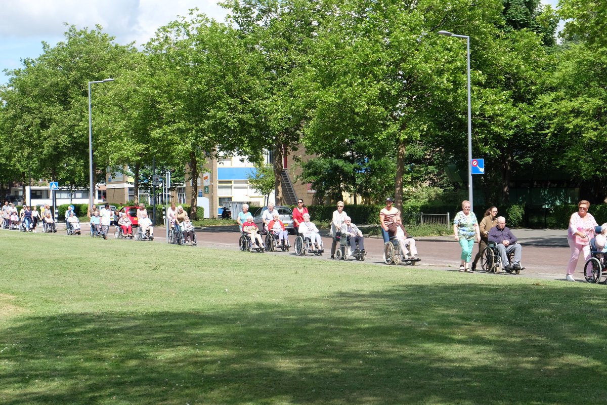Vandaag meegelopen als vrijwilliger bij rolstoelvierdaagse Hoogvliet. Schitterend weer. Mooi te zien hoe de deelnemers genoten! <a href="/NED7online/">NED7</a>