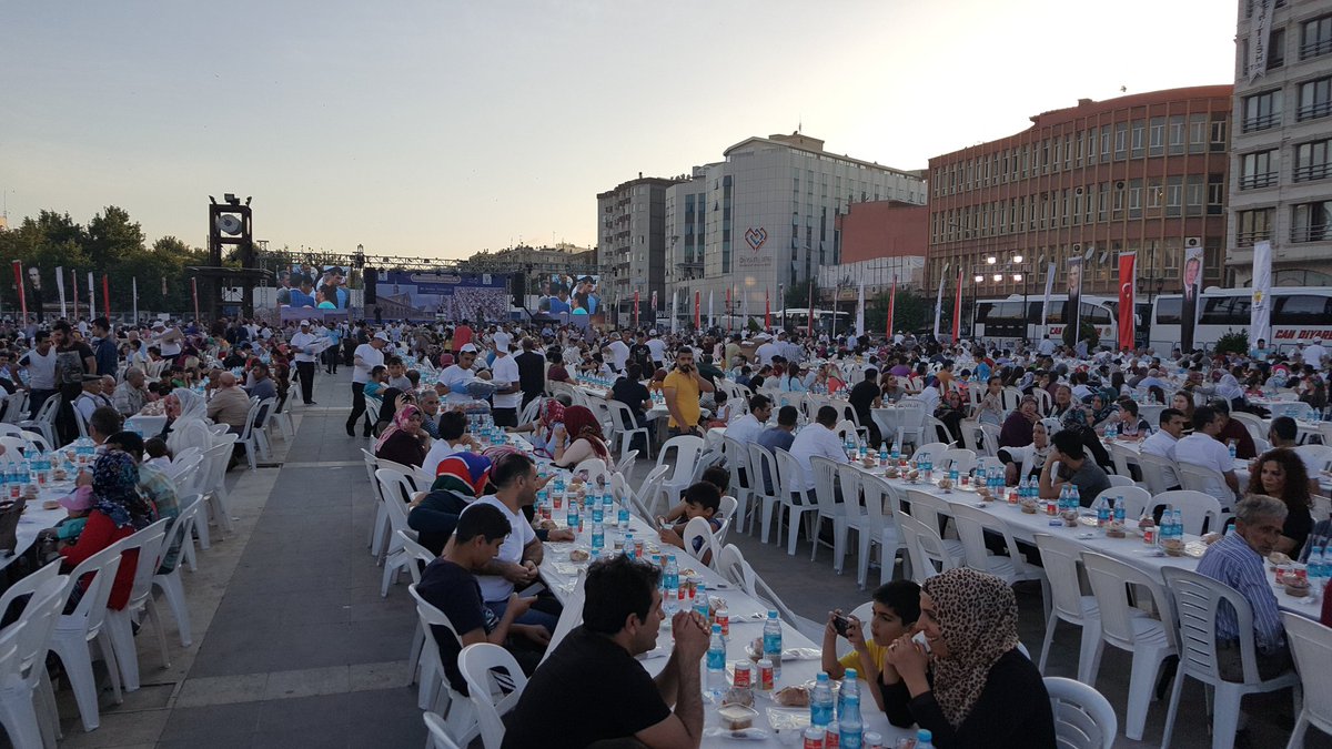 Fersat_Y's tweet photo. Bugün iftar soframızı kadim şehrimiz #Diyarbakır'da kurarak #Ramazan 'ın huzurunu vatandaşlarımızla birlik ve beraberlik içerisinde yaşadık. https://t.co/D8pChF6M3t