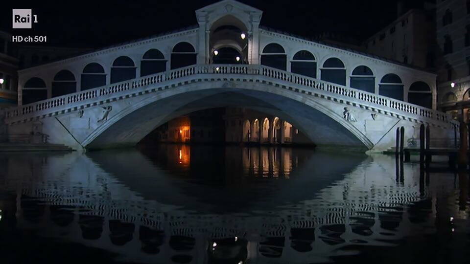 eenzoelia's tweet image. Ma è già stato detto he il resto del mondo può solo farci i chinotti? #StanotteaVenezia