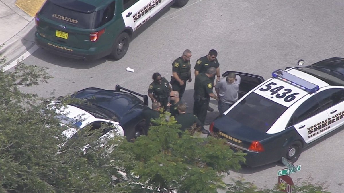 2 arrested, 1 sought after BSO chase ends in Hollywood bit.ly/2syadtT https://t.co/eiyYGkAqqs