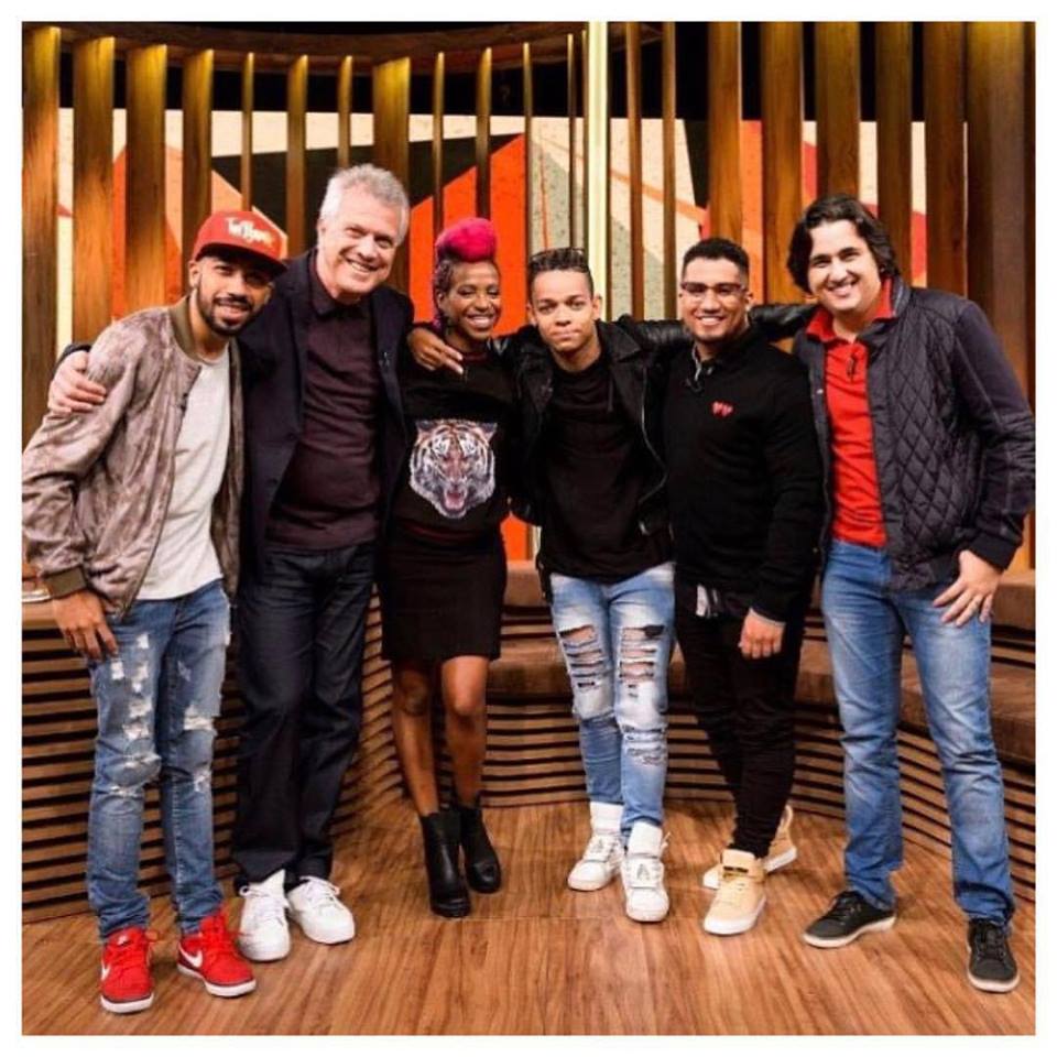 fapcom's tweet photo. #ORGULHOFAPCOM Nosso ex-aluno de Jornalismo, Cesar Gouveia, fala sobre o @vozesdavp durante "Conversa com BiaI". https://t.co/w4QnWISx8c https://t.co/HwAkUKQIod