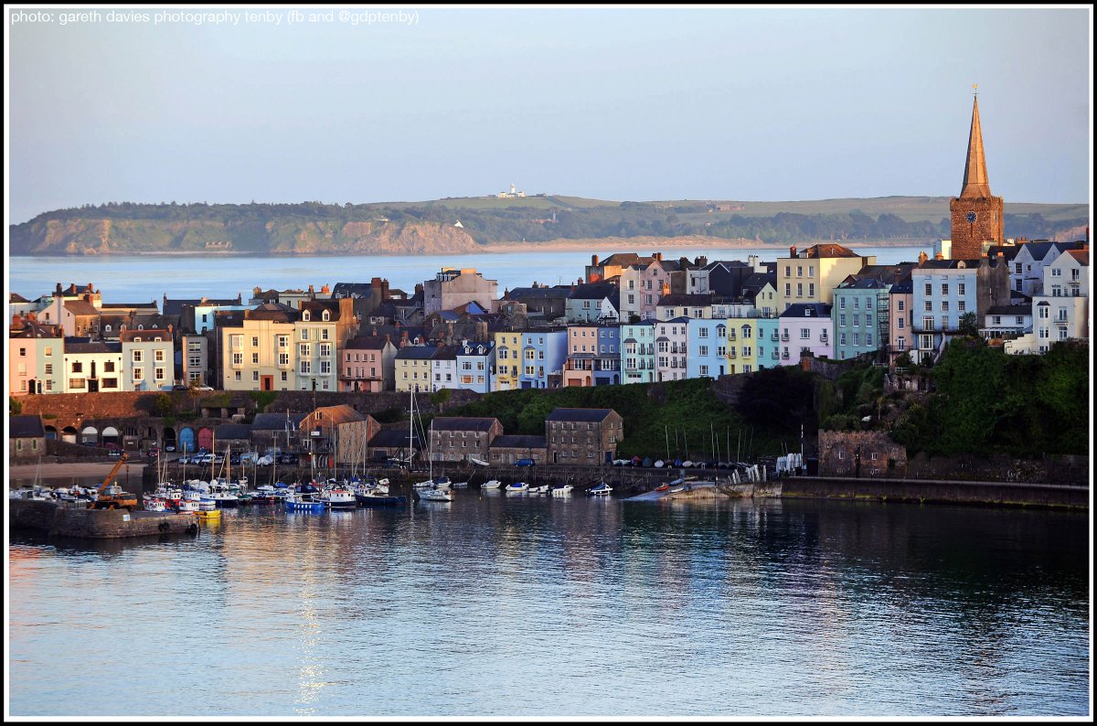 Monastic <a href="/CaldeyIsland/">Caldey Island</a> like a sunsetting scripture behind it's neighbour Tenby 
<a href="/ItsYourWales/">It's Your Wales</a> @ruthwignall <a href="/Dylanthomasguy/">Jeff Towns</a> <a href="/VisitPembs/">Visit Pembrokeshire 🏴󠁧󠁢󠁷󠁬󠁳󠁿</a>