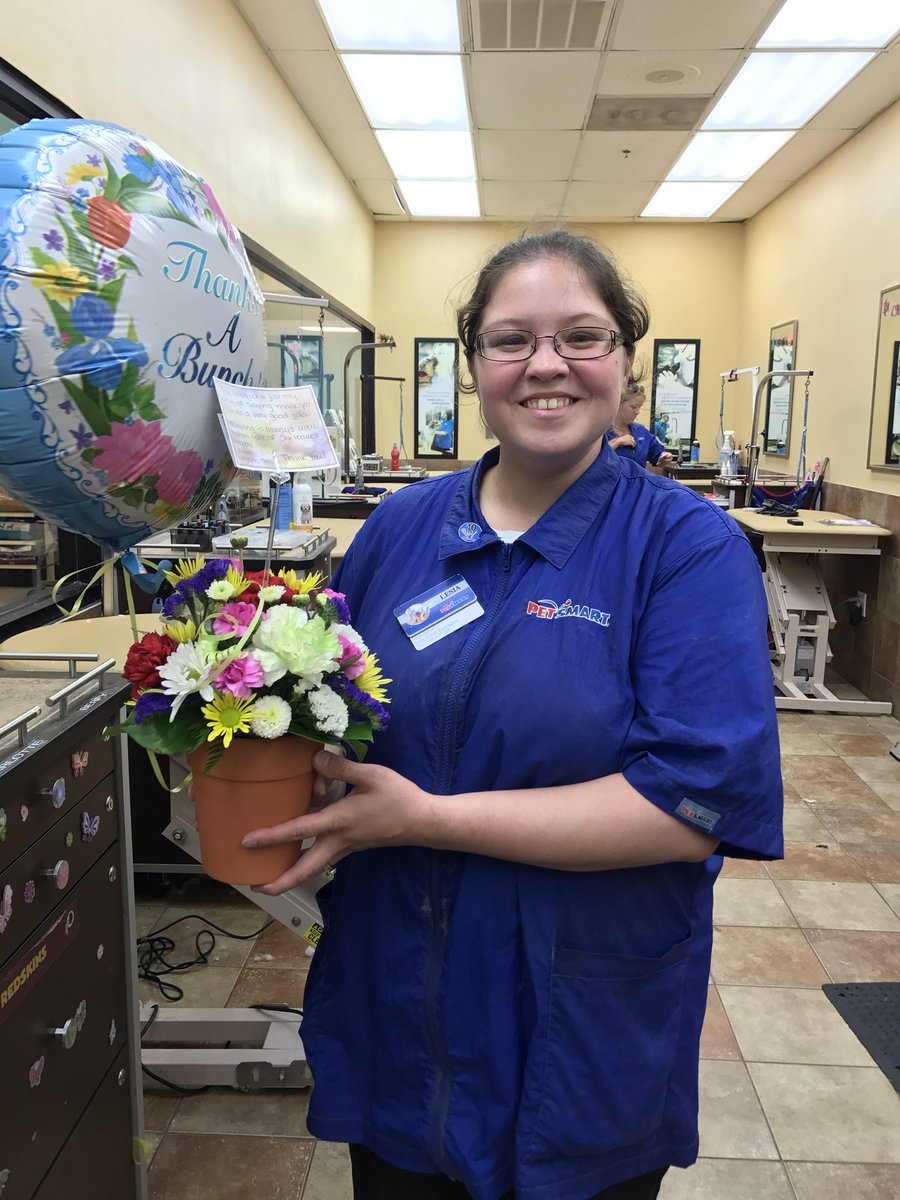 b1ebb08665cb46e's tweet photo. Lesia  got a nice surprise from her long time request client. Great job Lesia providing excellent service! @KurtD_Salons @PetSmart_DaveK https://t.co/OP72DtMSXC
