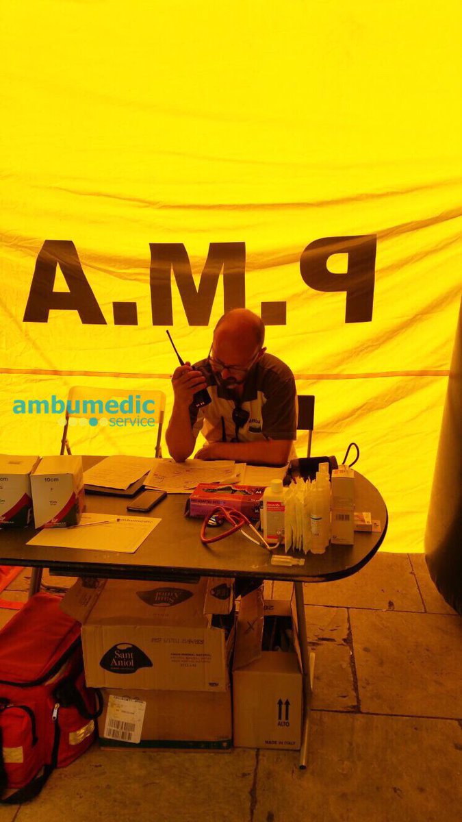 ambumedic_sl's tweet photo. Dispositiu integral sanitari a la festa de la bicicleta a #barcelona amb 🚑 2 #USVAe i 1 #USVAm, 6 #TES 🚴🏼 i 7 DEA⚡️, #PMA i coordinadors https://t.co/Vys7T60fOK