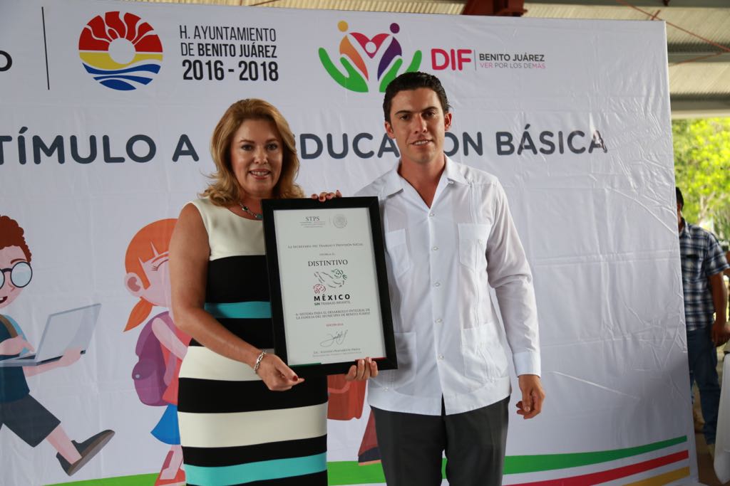 rembertoestrada's tweet photo. El futuro de #Cancun requiere garantizar la permanencia de niñas y niños en las escuelas, #BecasdeEstímuloalaEducaciónBásica https://t.co/KnRgNeM2Hb