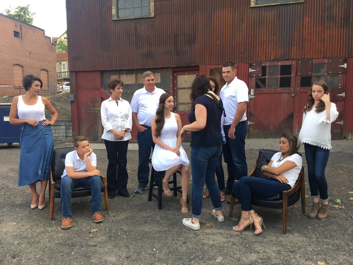 Ridingerspics's tweet image. A little behind the scenes from yesterday's family shoot😍💛