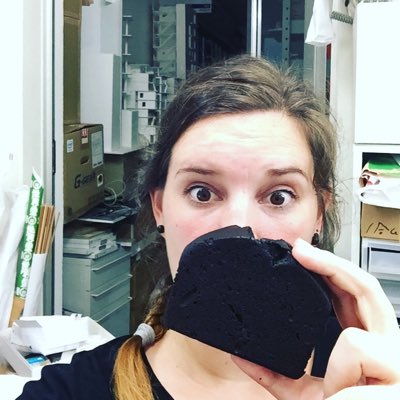 Sumsi89's tweet photo. #NeuesProfilbild #japanesecake #blackcake #japaneseofficetime #spatialdesignstudio #kagurazaka #imissjapan π€ https://t.co/O4H707Uvww
