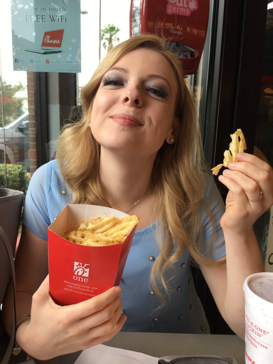 MadelineSmithL's tweet photo. In honor of cutting out carbs for two weeks. @chickfila you will be deeply missed. See you in two weeks.#chickfilaisbae #gonebutnotforgotten https://t.co/FlNonYRNKI