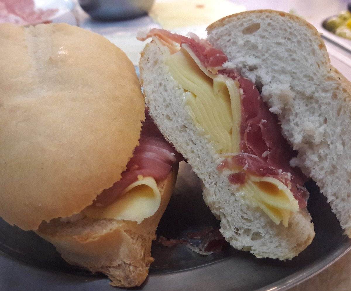 Pan casero, crudo, queso y manteca. La fórmula de la felicidad en <a href="/LosGalgosBar/">Bar Los Galgos</a>. 😋