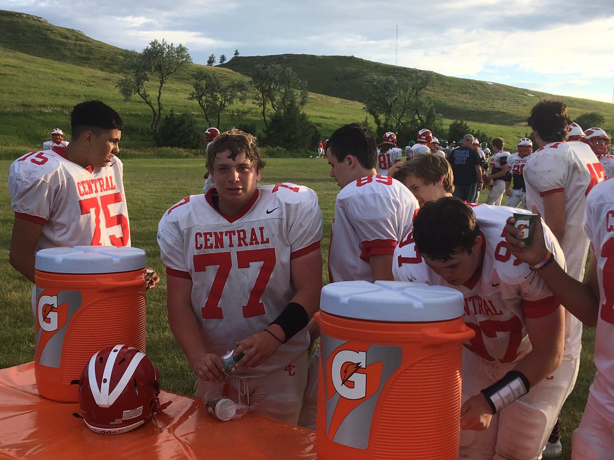 CSCFootball's tweet photo. Campers gettin hydrated with some ice cold @Gatorade #WinFromWithin #CSCCamp 🦅🦅 https://t.co/vkocLtlSSw