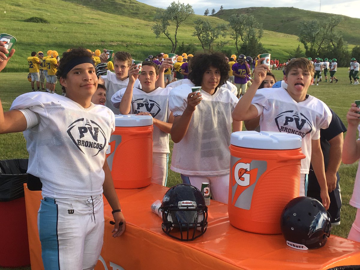 CSCFootball's tweet photo. Campers gettin hydrated with some ice cold @Gatorade #WinFromWithin #CSCCamp 🦅🦅 https://t.co/vkocLtlSSw