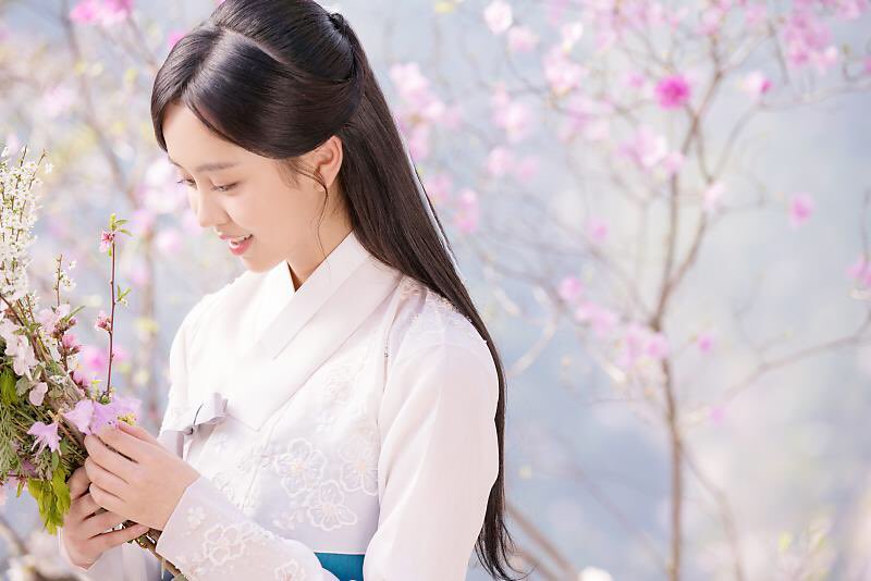 hellokimsohyun's tweet photo. 꽃이 참 아름답습니다                                       오늘은 더 아름답네요🌸💕 https://t.co/UmN5HDviaI