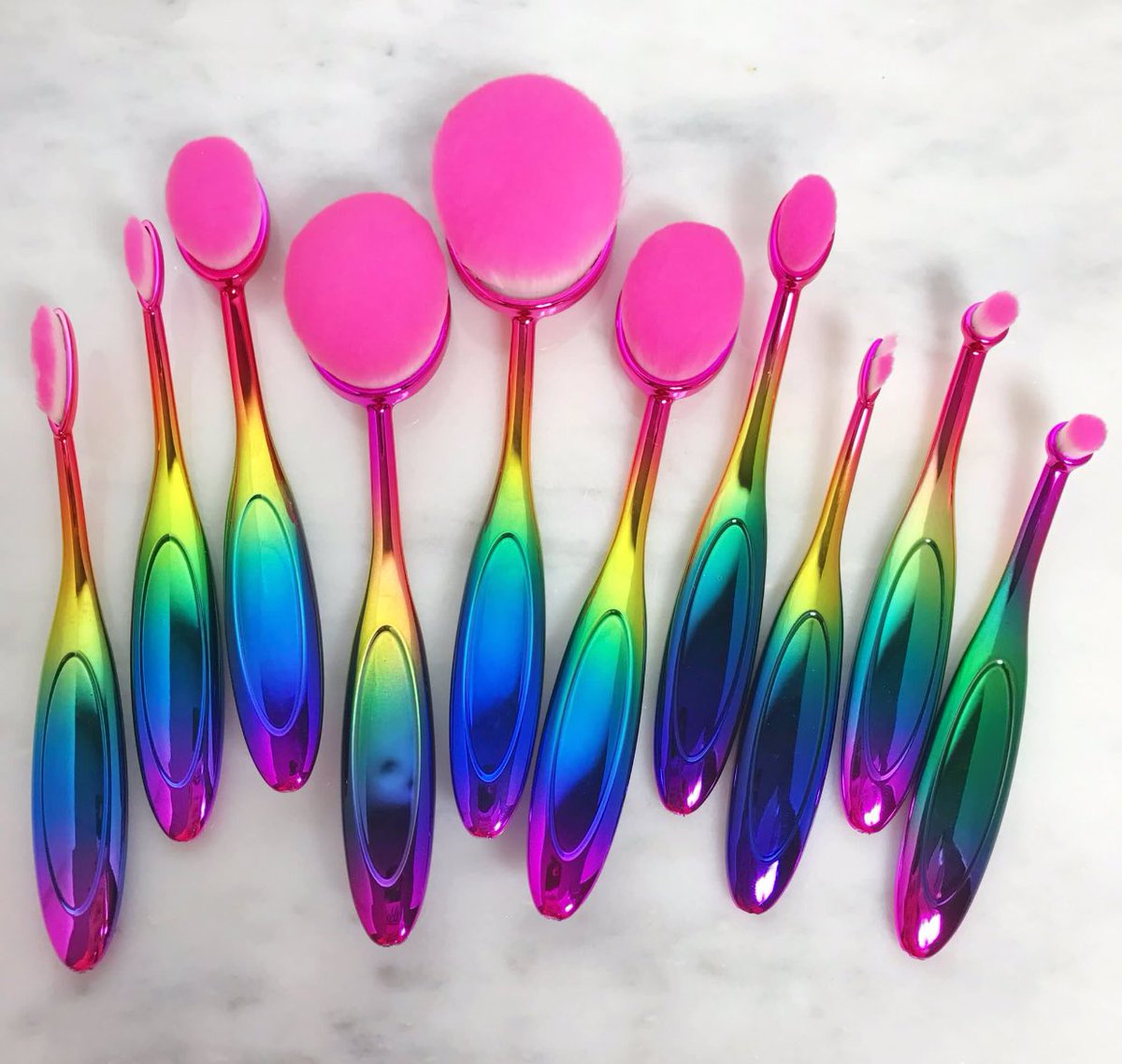 who wants to buy me these beautiful brushes from <a href="/EverglowMakeup/">Everglow Makeup</a> 😍🤤
