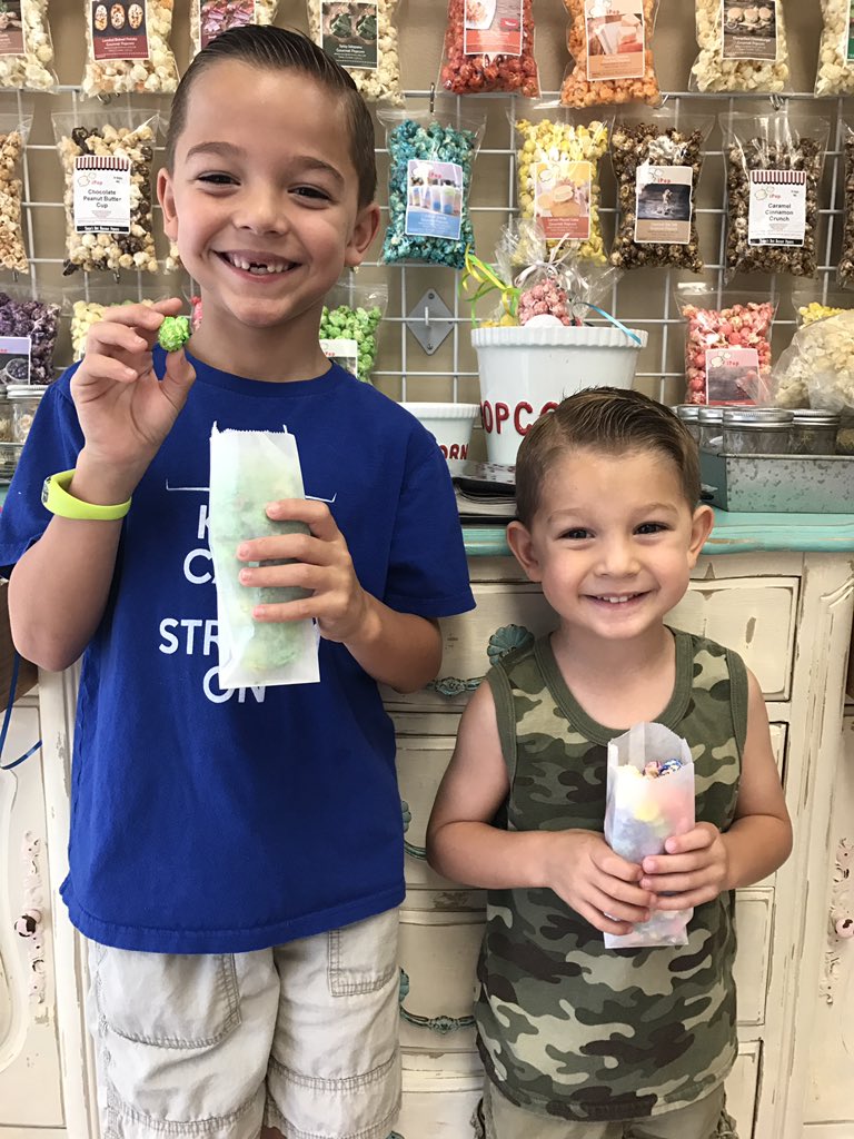 ipopgourmet's tweet photo. The cutest popcorn lovers❤️❤️🍿🍿😀😀!!!! #BestFansEver #Foodies #PopCornTime https://t.co/YeqtQ8f3z6
