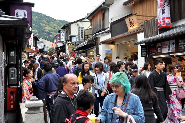 京都に増え続ける観光客に地元はキャパオーバー…住民の生活に弊害も「情緒がなくなった」「通勤バスに影響が」など