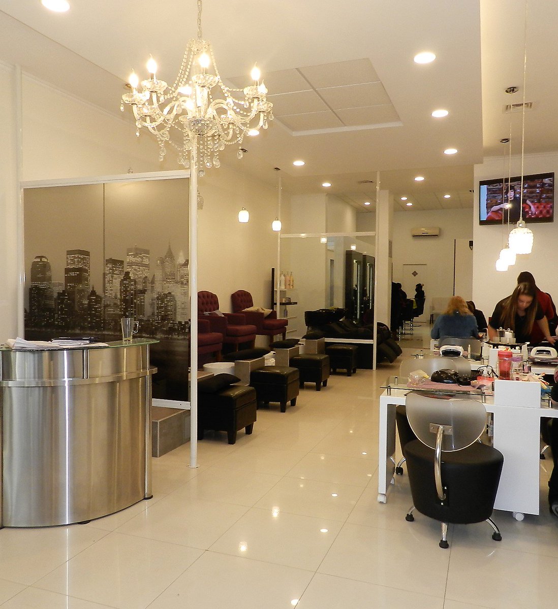 losingleses's tweet photo. Conoce las nuevas instalaciones de #Fngrs ¡Mucho más espacio para ti! Te esperamos #Chicureo https://t.co/dtZzKSrCza