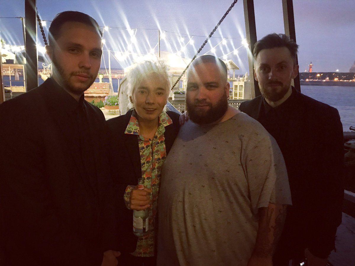 yakovlevsinger's tweet photo. Опять домой из Питера))) после концерта, который принёс мне удовольствие 😀, всем доброй ночи, хороших снов! 💫
#олегяковлев #санктпетербург https://t.co/gvtLrlpY2E