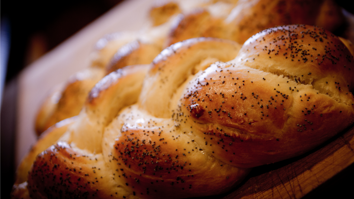 MM_JCCManhattan's tweet photo. Yummy @jdforward read on What Baking Challah Teaches Us About Life w/ a recipe from our cookbook #TheCommunityTable https://t.co/cIrps31Qjs https://t.co/UFPZFy5sMe
