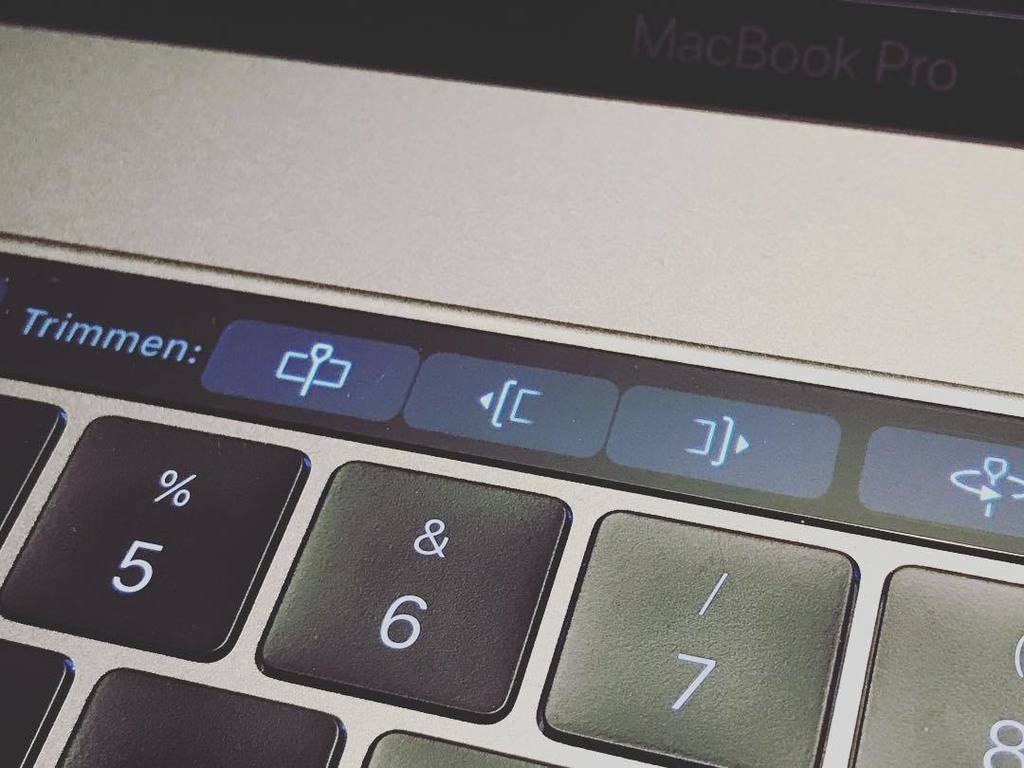 wiesegart's tweet photo. Videocutting with new MacBook Pro Touchbar. Very nice user experience #userexperience #usability #touchbar #macboo… https://t.co/h8fMoQ2q0K https://t.co/XdsA1ifYly