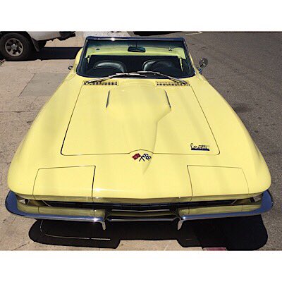 FastPrettyMag's tweet photo. A #427corvette w/ #4speedmanual #sidepipes #knockoffwheels is a spotter's dream! What a knockout! #c2corvette #stingray https://t.co/WqyqjVJyZu