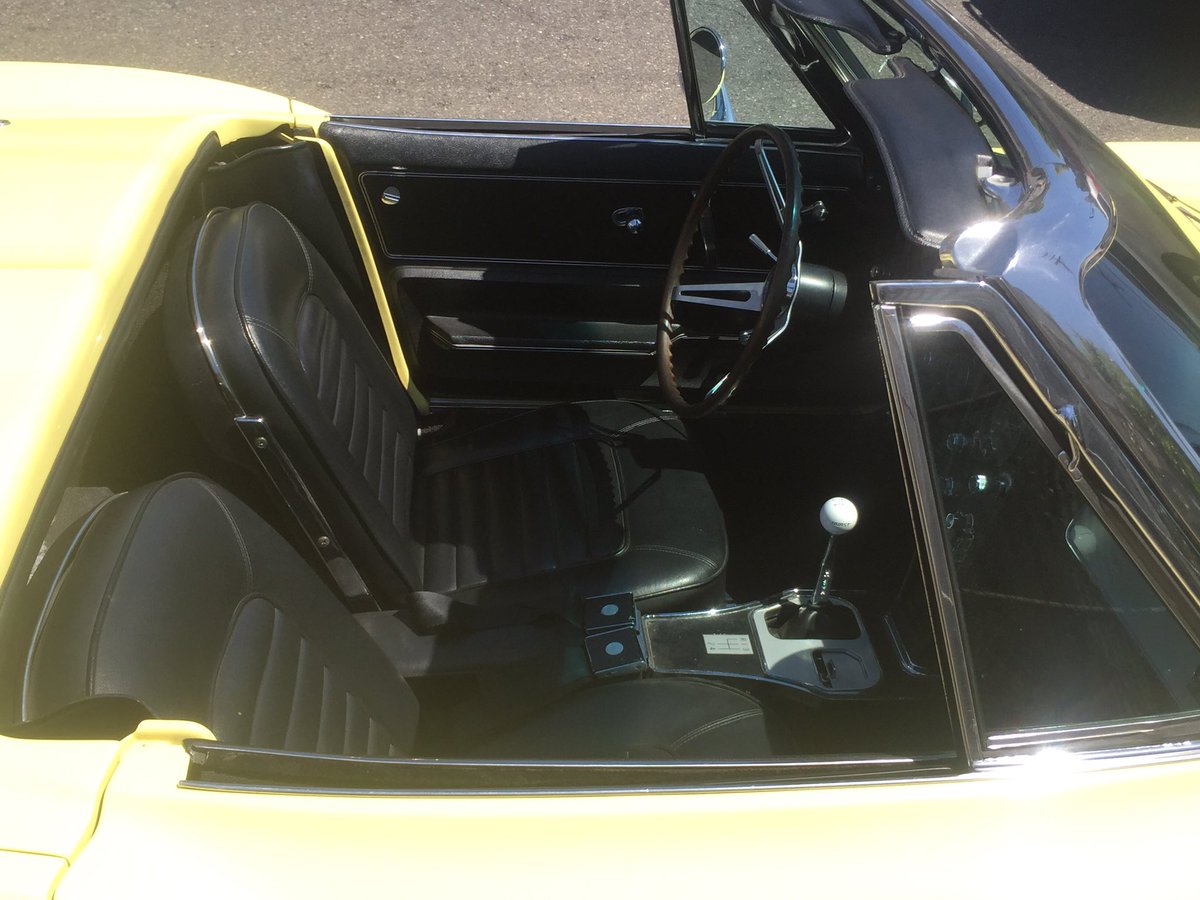 FastPrettyMag's tweet photo. A #427corvette w/ #4speedmanual #sidepipes #knockoffwheels is a spotter's dream! What a knockout! #c2corvette #stingray https://t.co/WqyqjVJyZu