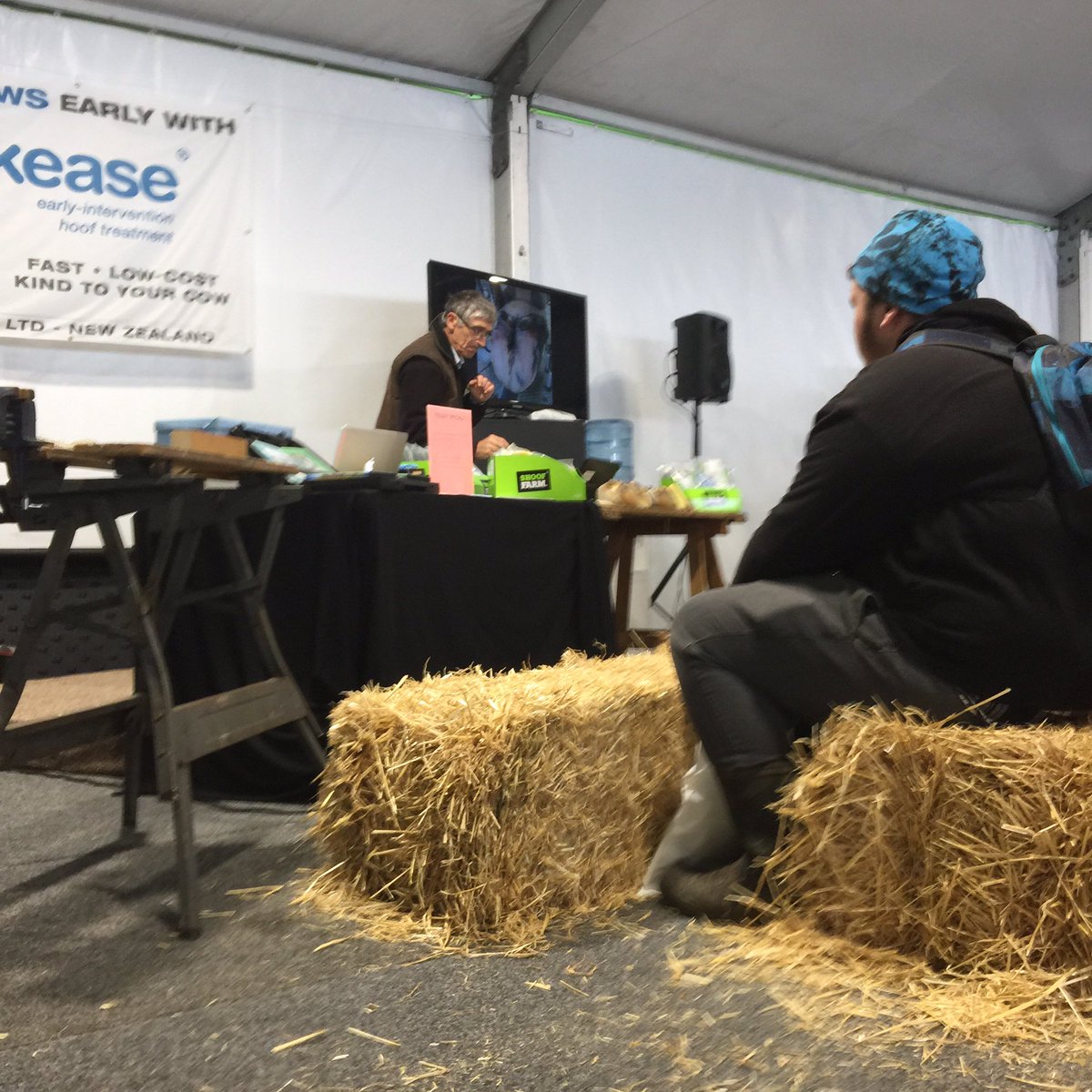 ShoofIntl's tweet photo. Neil Chesterton: Recording #cow #lameness helps solve lameness issues more quickly. Analysis is becomes easier. #shoofintl #431am #agchatnz https://t.co/WAt4Z9qlMo