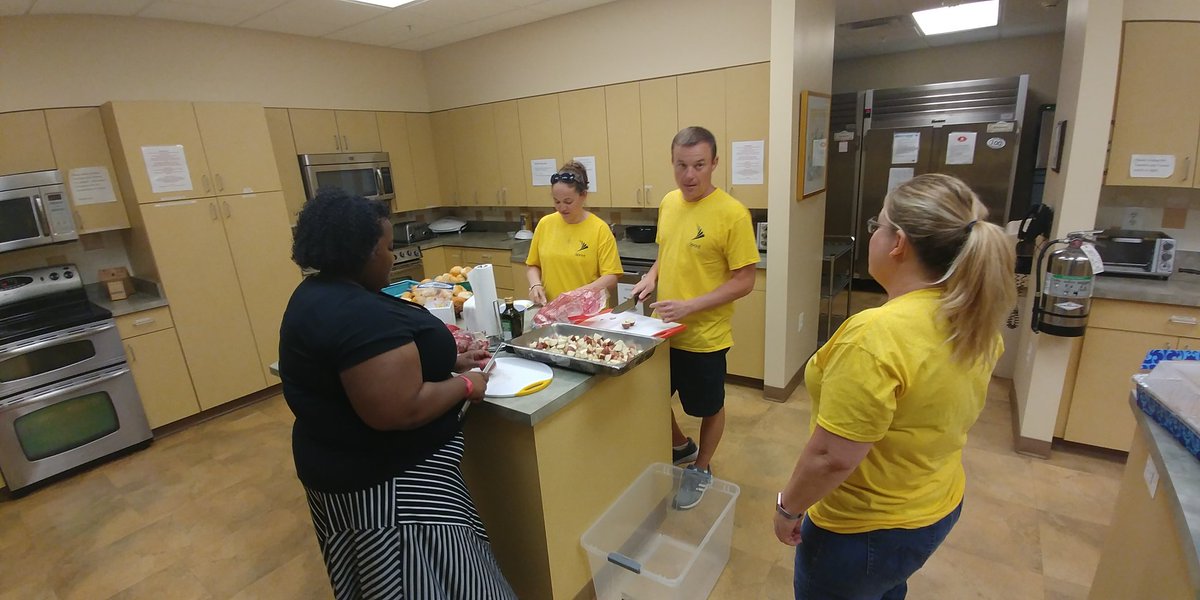 stickshift88's tweet photo. Helping the community, great evening with the team at Hope Lodge!  @Sprint4Philly @AmrWahba1020 @marceloclaure https://t.co/lYizlIlf5h